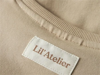 Nærbillede af logo på Lil\' Atelier sweatshirt i irish cream