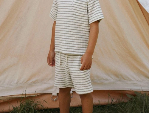 Barn iført stribet sæt med shorts fra Lil\' Atelier i seagrass