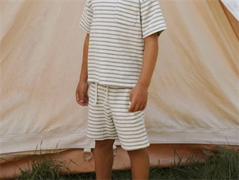 Barn iført stribet sæt med shorts fra Lil' Atelier i seagrass