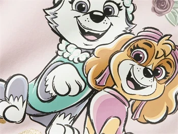Nærbillede af Paw Patrol print med Everest og Skye på lyserød t-shirt
