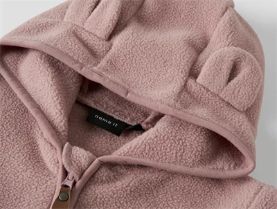 Hætte med små ører på Name It køredragt woodrose