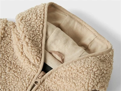 Detalje af lynlås på Name It teddy køredragt pure cashmere