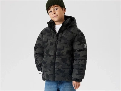 Dreng iklædt Name It pufferjakke black til børn med aftagelig hætte