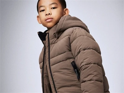 Dreng iført Name It brun pufferjakke