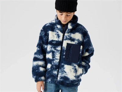 Dreng iført blå Name It teddyjakke