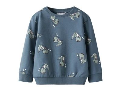 sweatshirt fra Name It i blå nuance med print af dinosaurer på surfboard