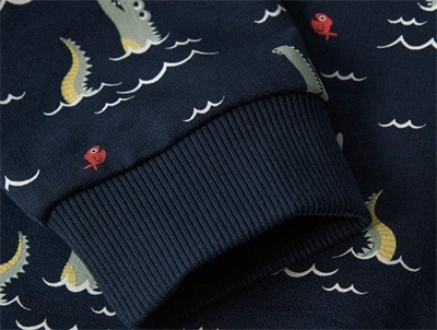 ærmekant på mørkeblå sweatshirt med alligatorprint fra Name It