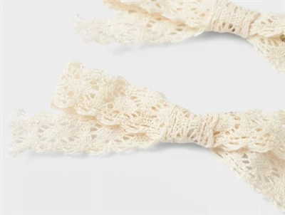 Lil\' Atelier hårspænder i råhvid blonde 2-pak tæt på