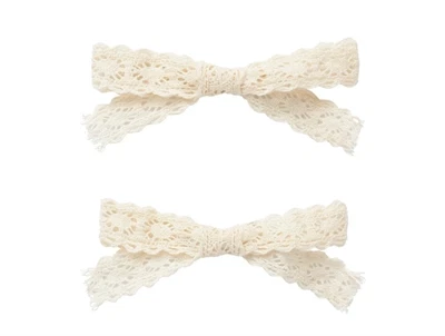 Lil' Atelier hårspænder i råhvid blonde 2-pak i håret