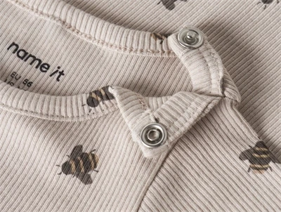 Name It body i råhvid nuance detalje med trykknapper og bi print