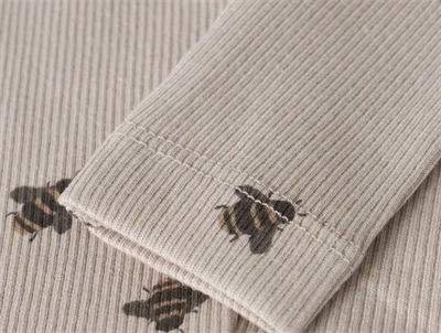 Name It leggings i råhvid nuance detalje med rib og bi print