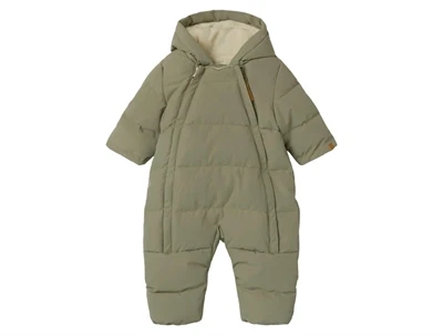 Lil' Atelier flyverdragt i grøn nuance overland trek forfra