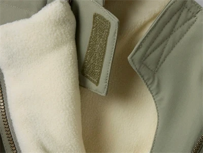 Detalje af foer i Lil\' Atelier flyverdragt overland trek