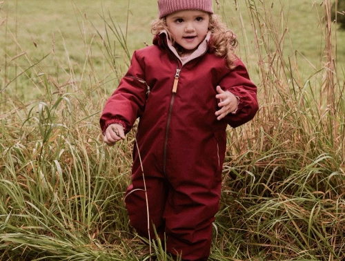 Lil\' Atelier flyverdragt i rød red dahlia med fleecefor set på barn i natur