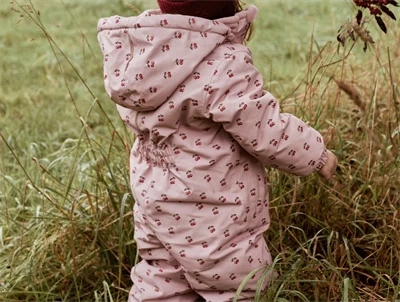 Lil\' Atelier flyverdragt i rosa misty rose med kirsebærprint set bagfra på barn