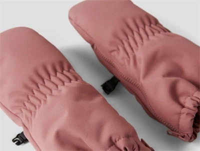 Nærbillede af Lil\' Atelier luffer i rosa withered rose med teddyfor