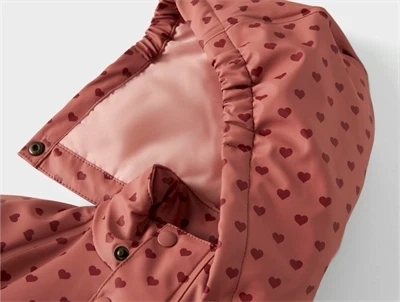 Hætte med detaljer på Lil\' Atelier regnsæt rosa med hjerteprint