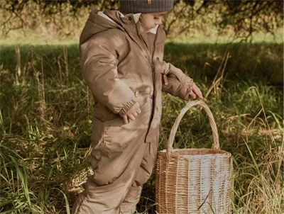Lil' Atelier flyverdragt brun shitake set på barn i natur