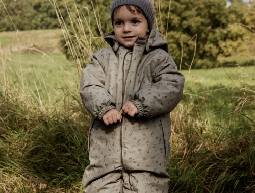 Lil\' Atelier flyverdragt i brun overland trek med svampeprint set på barn i natur