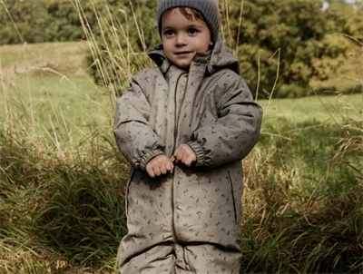 Lil' Atelier flyverdragt i brun overland trek med svampeprint set på barn i natur
