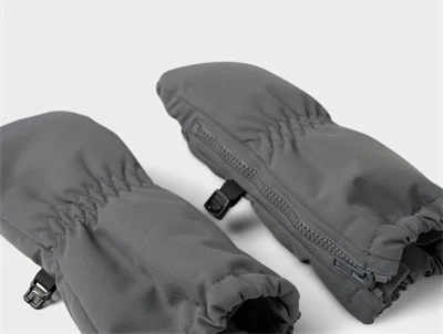 Nærbillede af Lil\' Atelier vanter i grå poppy seed med teddyfor