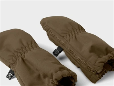 Nærbillede af Lil\' Atelier luffer i brun sea turtle med teddyfor