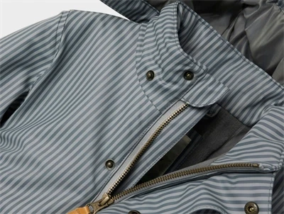 Lil\' Atelier gummiflyverdragt grey med striber og fleecefor lynlås detalje