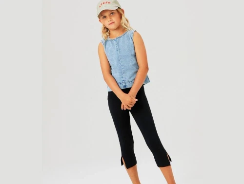 Detaljebillede af slidser på sorte leggings fra Name It