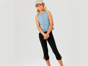 Detaljebillede af slidser på sorte leggings fra Name It