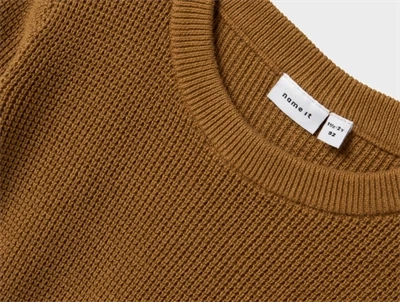 Name It striktrøje i gylden brun nuance med strukturstrik og rund hals
