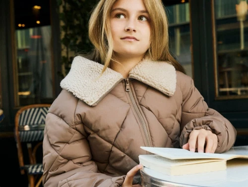 Pige iklædt Name It pufferjakke i beige nuance med teddykrave