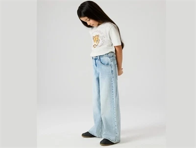 Name It skater jeans i light blue bleached denim på model