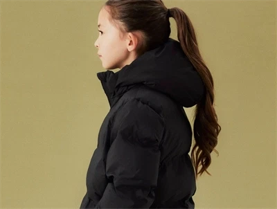 Pige iført sort Name It pufferjakke