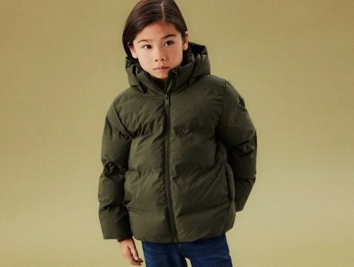 Dreng iført mørkegrøn Name It pufferjakke