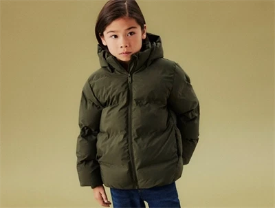 Dreng iført mørkegrøn Name It pufferjakke