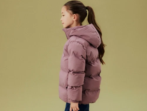 Pige iført lilla Name It pufferjakke grape shake