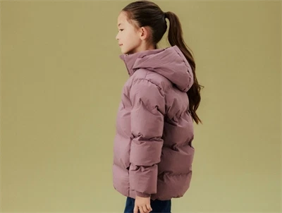 Pige iført lilla Name It pufferjakke grape shake