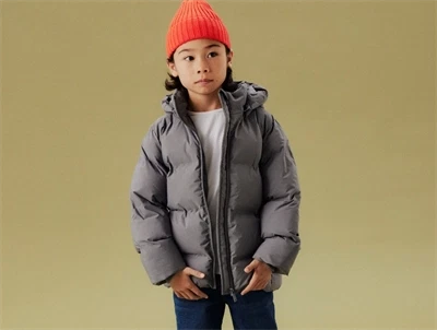 Barn iført grå Name It pufferjakke quiet shake