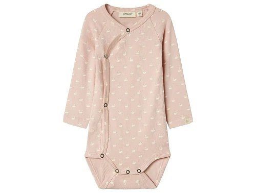 lil\' atelier body i lyserød med svaneprint og lange ærmer, set forfra