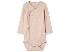 lil' atelier body i lyserød med svaneprint og lange ærmer, set forfra