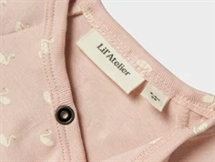 nærbillede af trykknapper og svaneprint på lyserød lil\' atelier body