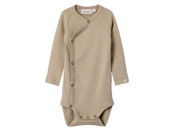 lil' atelier body i sandfarvet white pepper med slå-om lukning, set forfra