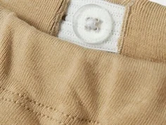 nærbillede af justerbar elastik med knap i beige lil\' atelier bukser