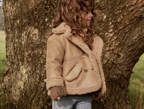 barn iklædt Lil\' Atelier jakke i beige nuance med teddyfor oxford tan