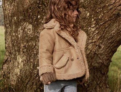 barn iklædt Lil' Atelier jakke i beige nuance med teddyfor oxford tan