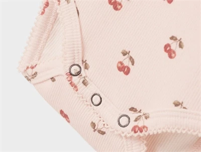 Lil\' Atelier body i lys rosa nuance med kirsebærprint og flæser