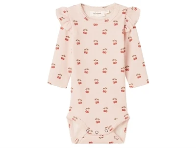 Lil' Atelier body i lys rosa nuance med kirsebærprint og flæser