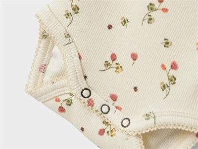 Lil\' Atelier body turtledove med blomsterprint og flæser