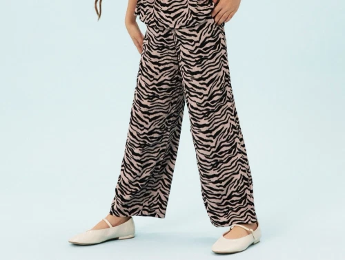 Pige klædt i Name It bukser i lilla nuance med zebraprint