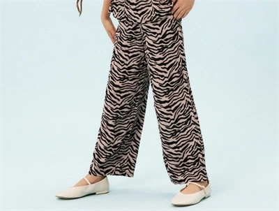 Pige klædt i Name It bukser i lilla nuance med zebraprint